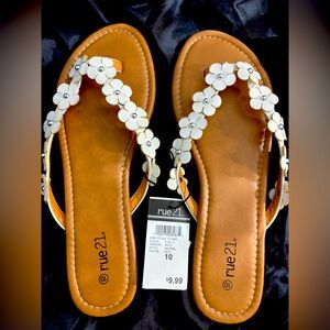 NWT-Rue 21 Sandals with White Flowers Straps. Very Cute